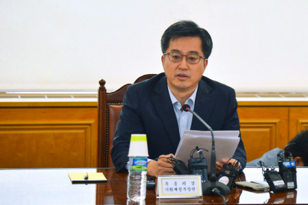 김동연 경제부총리 겸 기획재정부 장관이 4일 서울 명동 은행회관에서 북한 도발과 관련한 긴급 거시경제금융회의를 열고 모두발언을 하고 있다. /사진제공=기재부